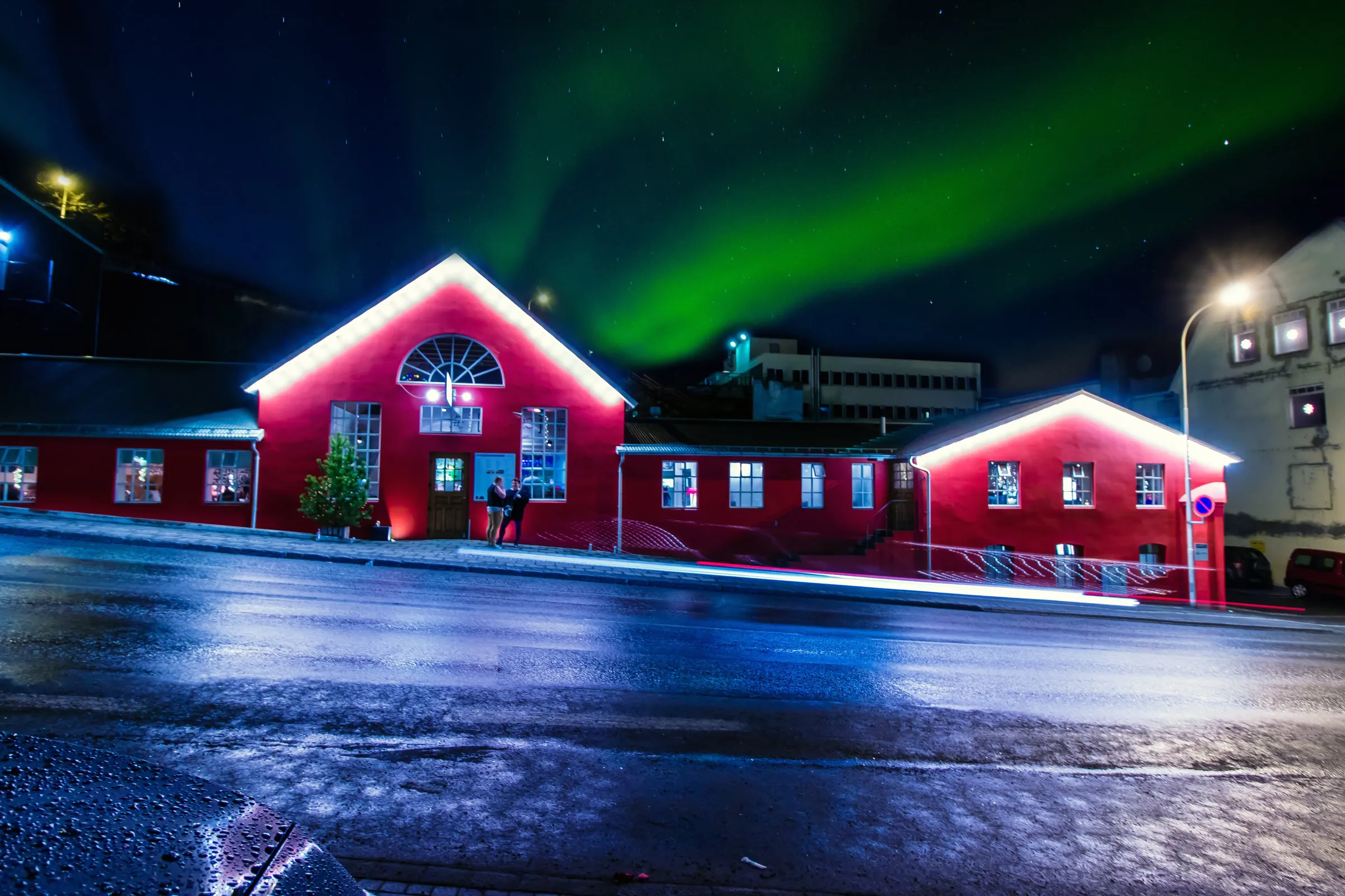 Rub 23 við Kaupvangsstræti 6 að kvöldi, norðurljós yfir